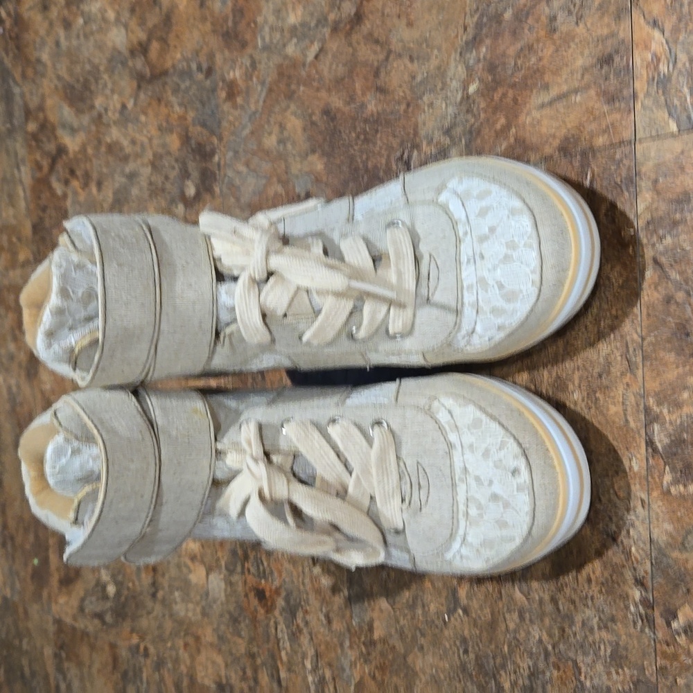 Womens size 9 cream colored Jellypop wedge shoes.